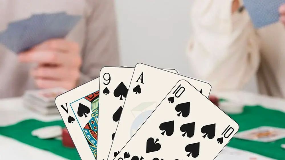 Cartes de belote en main