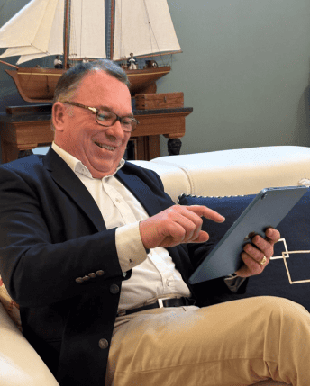 Thierry d'Herbigny en train de jouer au bridge sur tablette