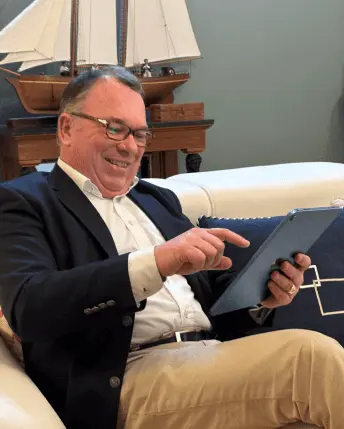 Thierry d'Herbigny en train de jouer au bridge sur tablette